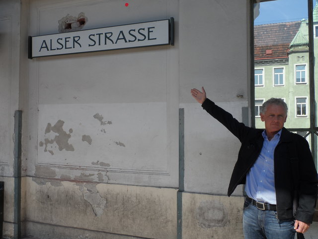 Vor Sanierung: Projektleiter Hans Loreth zeigt die derzeitige Situation in der U6-Station Alser Straße.