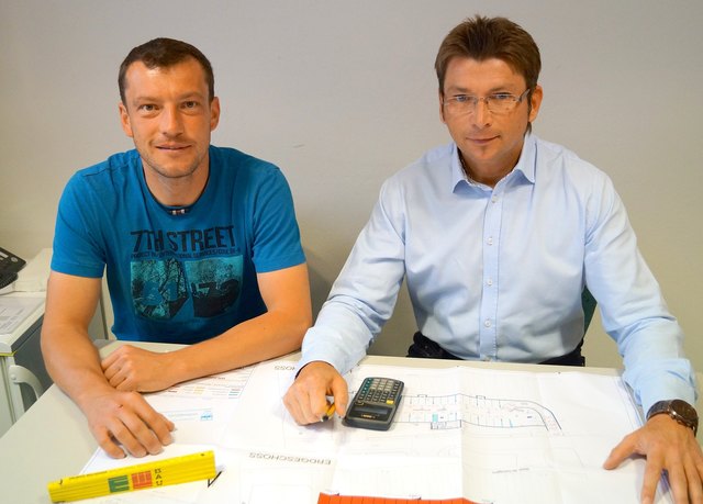 Alexander Köbrunner (r.) mit Klaus Kasper, der nach einer Zimmererlehre die Ausbildung zum Bautechniker absolviert. | Foto: EW-Bau
