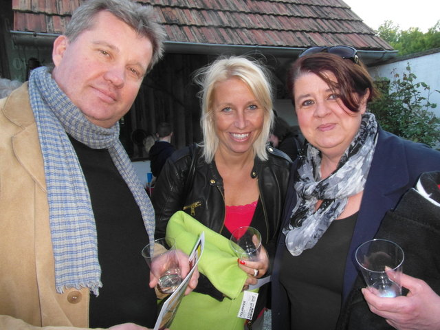 Die Raika-Ladys Ulrike Lander und Eva Kuchler vorm Wiesenthaler Stadl