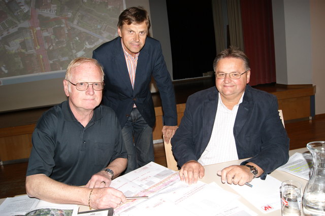 Garstens Bürgermeister Anton Silber (Mitte) mit Straßenmeister Reinhard Resch (re.) und Verkehrsplaner Walter Reisinger standen den Bürgern am 8. Mai Rede und Antwort. | Foto: Thöne