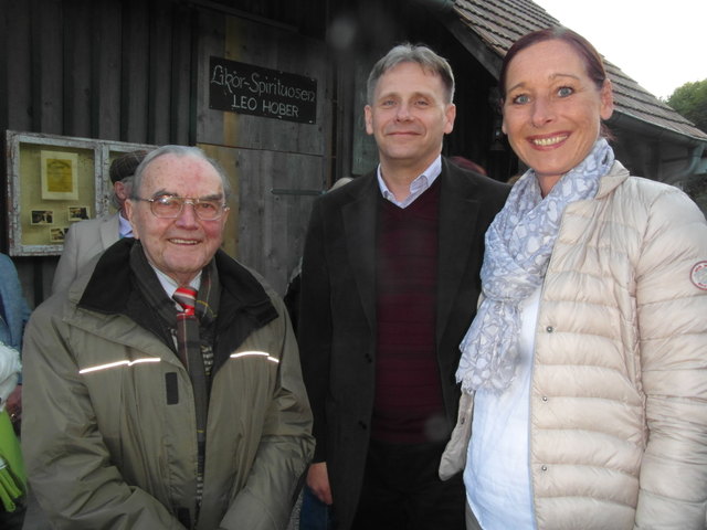 Bürgermeisterin Michaela Vogl, Pfarrer Edward Keska und Altbürgermeister Rudolf Knopf (von rechts).