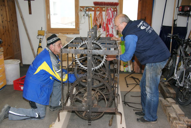 Restaurator Michael Neureiter und der gelernte Uhrenmacher Adi Jung bauten das Uhrwerk zusammen.
