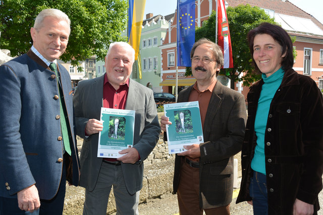 Generationen vor uns haben ihre Spuren und Objekte hinterlassen. Darüber freuen sich Bgm. Hubert Meisl, Johann Ennser, Adolf Hauer und Danja Mlinaritsch. | Foto: Foto: Uli Paur