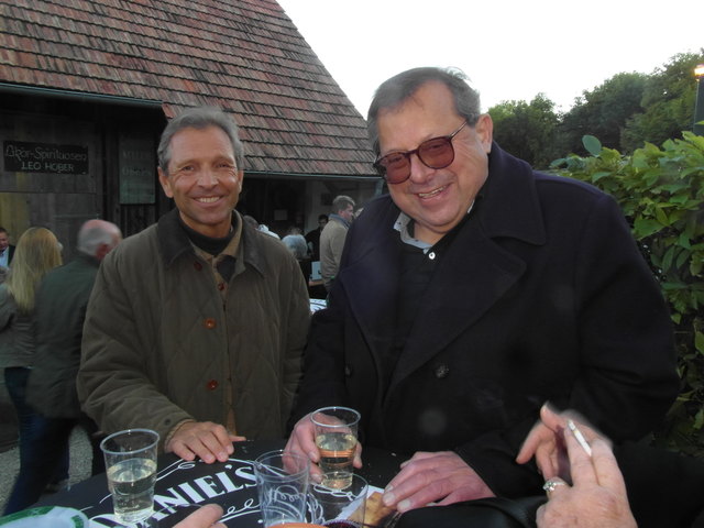 Links Andreas Berger, der 1986 den Fürsorgerat in den "Geputzten Schuhen" mimte.