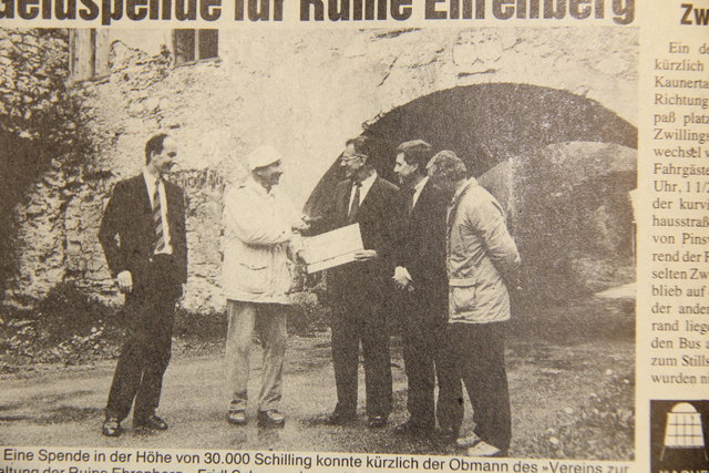 Fridl Schennach (2.v.l.) nahm einen Scheck vor der 1989 noch sehr desolaten Klause entgegen. | Foto: Archiv