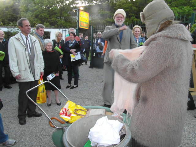 Roswitha Ortar und Franz Müller werden von Maler Anton Eckel und Gattin (links) schon vor dem Stadl bewundert