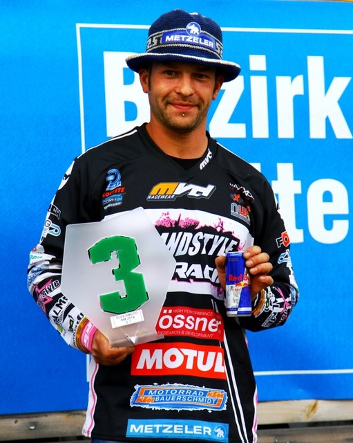 Rudi Bauer holt eim ersten Lauf zur Supermoto-Staatsmeisterschaft in der Gesamtwertung Platz drei. | Foto: Karin Mandl