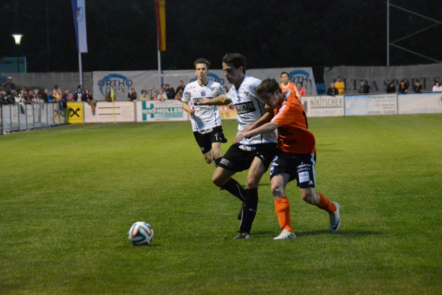 Kampf um den Ball: Kevin Strohmeyer gegen Erich Bencsics