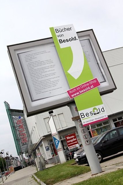 Denkmal für das Lesen: Überdimensionales  Rolling Board und Lesezeichen; Werbung der Buchhandlung Besold