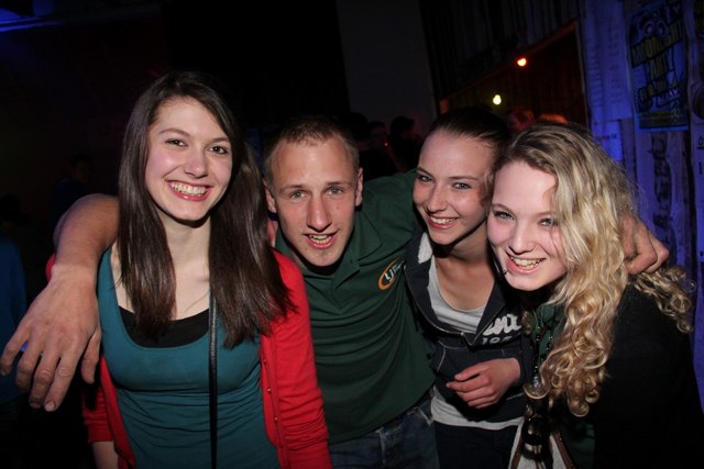 V.l.n.r.: Konnte sich Roswitha Fischer einen Burschen angeln? Trank Marlene Riedel aus den nach ihr benannten Gläsern und feierte Sonja Teufl auf "Teufel komm raus"? Eines stand für Florian Sommer in dieser charmanten Runde fest: So schön kann doch nur der Sommer sein!