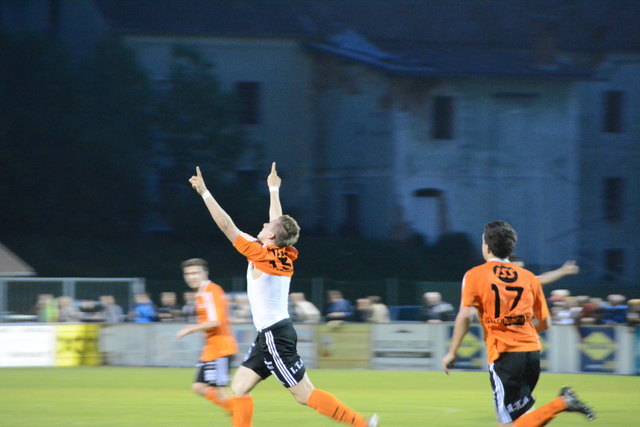 Torjubel nach dem 1:0 - Christopher Feiner streckt die Arme nach oben