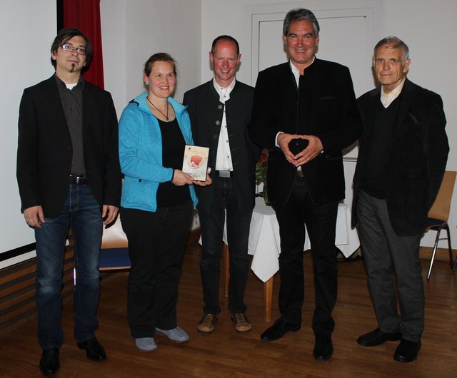 Marcel Ofner (Ofner und Partner), Pflegedienstleiterin Barbara Hackhofer, Heimleiter Heinrich Perwög, Caritas Direktor Georg Schärmer und Bgm. Hermann Föger v.l. freuen sich über das große Interesse am Filmeabend