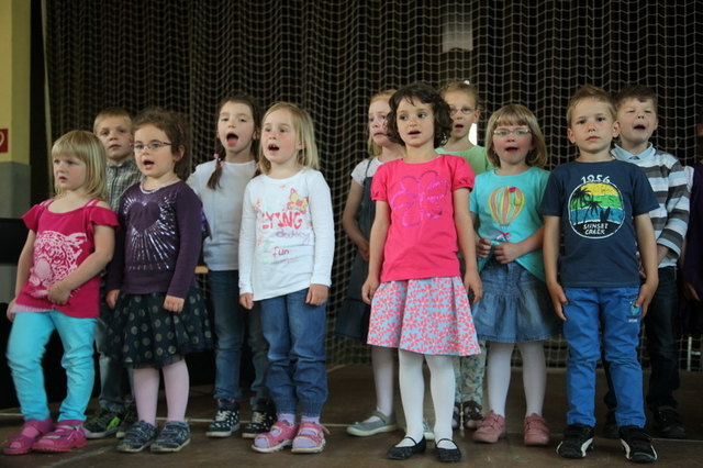 Von ganzem Herzen kamen die Lieder der kleinen Sänger des Kindergartens bei der Muttertagsfeier in Tieschen.