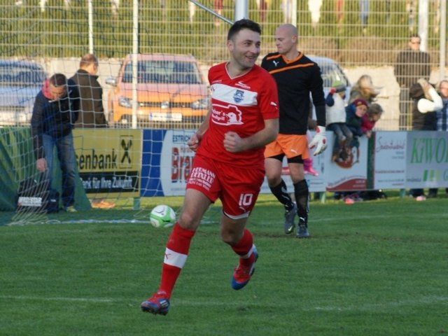 Kann Kapitän Attila Böjte im Derby über seinen 101. Pflichtspieltreffer für seinen SV Entholzer Pichl 1963 jubeln? (Bild: SV Pichl)