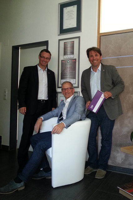 Reinhard Helweg (re.) und Thomas Köhle (li.) gratulierten Albert Eder zum Doktortitel. | Foto: WK Landeck