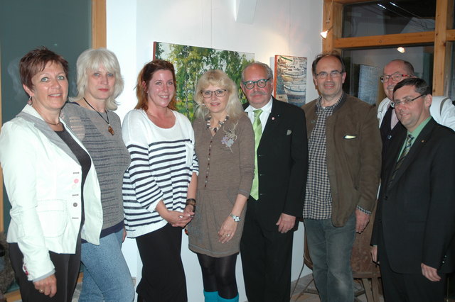 Beate Raabe-Schasching mit der Malerin Julia Bauernfeind, Silvia Schweighofer und anderen.