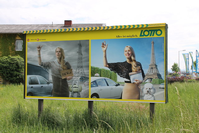 Der Stein des Anstoßes: Ein junge Frau, die irgendwo im Regen steht und nach Perg will auf der einen Seite, die selbe Dame bei Sonnenschein in Paris.