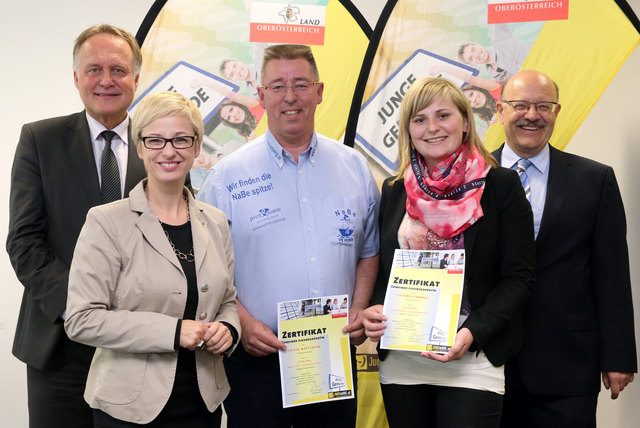 Reinhard Anreiter (Leiter des Landesjugendreferates), Jugendlandesrätin Doris Hummer, Volker Martensen aus Perg, Stefanie Rammer aus Katsdorf und Direktor  Hermann Felbermayr (Leiter der Bildungsdirektion). | Foto: Land Oberösterreich