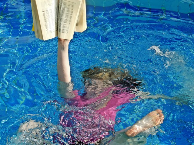 Unterwasser lesen ist schwer.