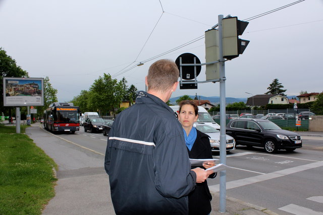 Anrainer Andreas G. und Magdalena Kelaridis (ÖVP) sind sich einig: Die Busspur des 68 B ist Grund für den Stau.