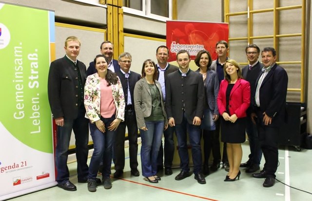 Erfolgreiche Vereinsgründung von Gemeinsam.Leben.Straß: v.l.n.r. Obmann Walter Pachler, Schriftführerin Madeleine Pachler, Rechnungsprüfer Fritz Kunz, Rechnungsprüfer Martin Emeder, Obmann Stv. Birgit Wallmann, Obmann Stv. Vizebgm. Thomas Mayrhofer, Vorstand Christian Schachl, Kassasführerin Brigitte Schachl, Vorstand Florian Dostal, Moderatorin Sabine Wurzenberger, Bgm. Markus Bradler, Land OÖ DOSTE Josef Keplinger; nicht im Bild: Vorstand Irmi Soriat und Josef Pachler