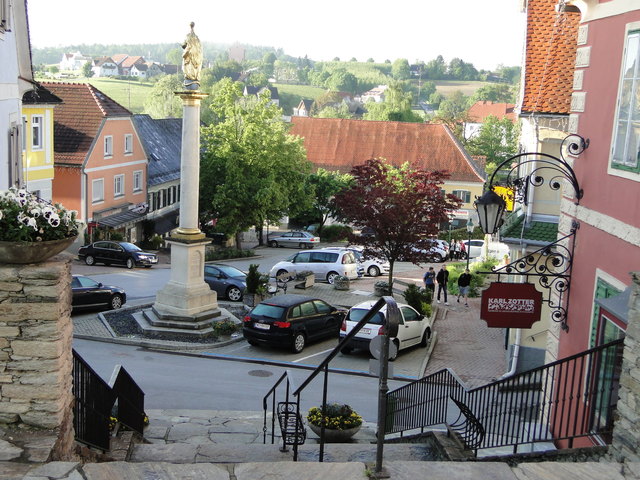 Zwischen Kirchenstiege und Fröschl-Haus soll Pischelsdorf bald in neuer Pracht erstrahlen: Ideen gesucht. | Foto: Monika Bertsch