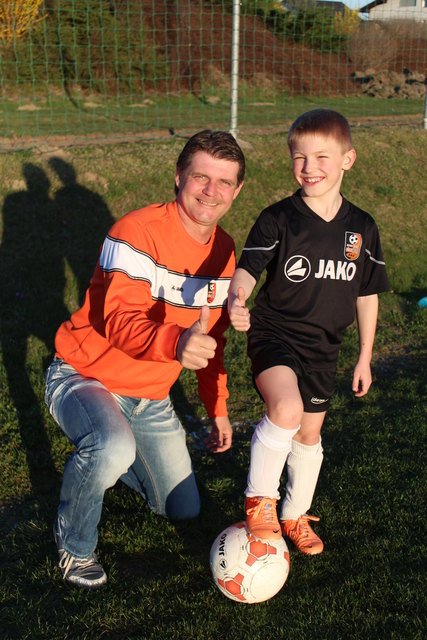 Mehr als nur Zaungast: Ex-Sturm-Kicker Hannes Reinmayr gibt den jungen Kickern Tipps. | Foto: SV Gössendorf