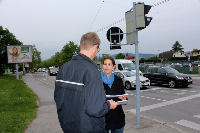 Anrainer Andreas G. und Magdalena Kelaridis (ÖVP) sind sich einig: Die Busspur des 68 B ist Grund für den Stau.