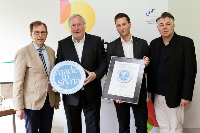 v.l.: Wirtschaftslandesrat Christian Buchmann, Franz und Gernot Möstl (Almenland Stollenkäse) und der Geschäftsführer der Creative Industries Styria Eberhard Schrempf.