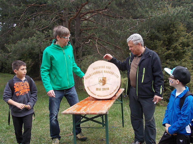 VS-Direktor Thomas Köhle erhält von Waldaufseher Oswald Zoller eine bedruckte Baumscheibe fürs Schulgebäude | Foto: Foto: VS Nassereith