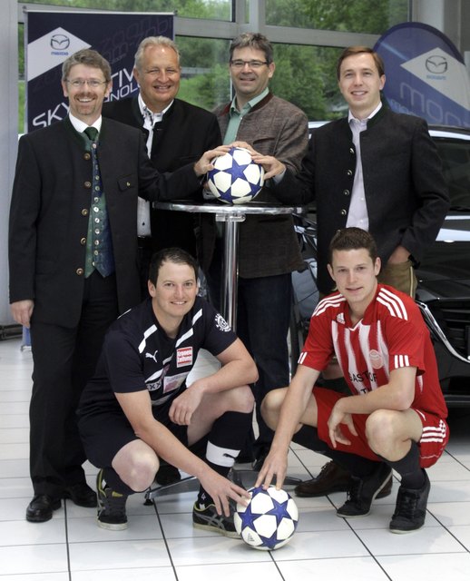 Hinten (v.l.): Thomas Harrer, Edmund Niederländer, Markus Gattinger und Hubert Stöhr; vorne: Jürgen Humer (l., Spieler ATSV Rüstorf) und Rainer Atzlinger Rainer (Spieler ASKÖ Ohlsdorf). | Foto: Michael Hofstätter, Foto Werkstatt Schwanenstadt