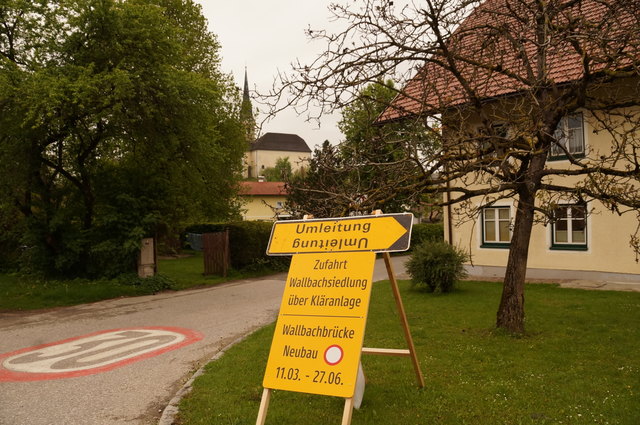 Die Anrainer der Wallbachsiedlung müssen noch bis Ende Juni über größere Umwege zu ihren Häusern gelangen.