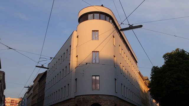 Heinestraße 25 / Mühlfeldgasse 2 - 14.5.2014 - mehr Bilder unter: http://www.meinbezirk.at/wien-02-leopoldstadt/chronik/heinestrasse-25-muehlfeldgasse-2-ein-haus-mit-geschichte-wird-saniert-d528620.html