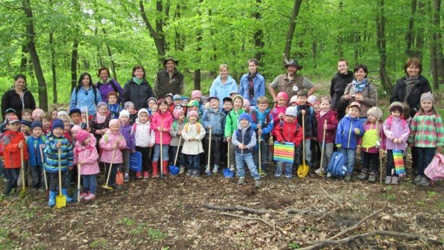 Im Rahmen des Naturparkprojektes setzten die Kinder des Kindergartens Drassburg 75 Bäume.