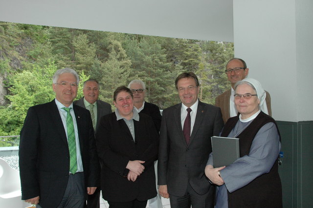Sr. Maria Gerlinde Kätzler mit Bgm. Siegmund Geiger, Vizebgm. Josef Reheis, Dir. Petra Hohenauer, Dr. Robert Schönherr, LH Günther Platter und Landtagsviepräsident Anton Mattle (v. l.). | Foto: J. Walter