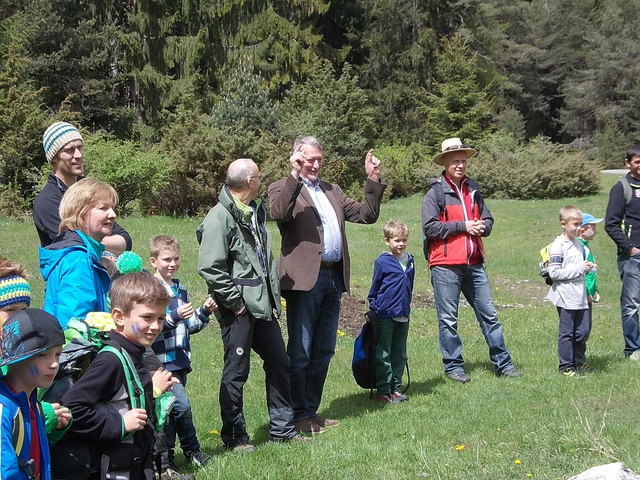BGM Reinhold Falbesoner zeigt sich vom Waldtag „seiner“ Nassereither Schule begeistert | Foto: Foto: VS Nassereith