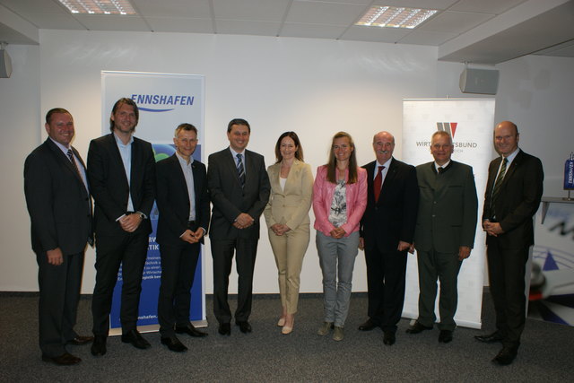 Diskutierten über den Nutzen der EU für die Region Linz-Land: v.l.n.r.: Stadtrat Manfred Voglsam, Roider, Bauinger, Auer, Fuchshuber, Burgholzer-Kaiser, Wirtschaftsbund-Bezirksobmann Manfred Benischko, Bundesrat Gottfried Kneifel, Leitner | Foto: ÖVP Linz-Land
