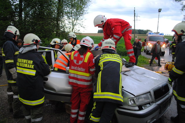 Die Rettung der verunfallten Beifahrerin gestaltete sich äußerst schwierig. (Foto: © ÖRK / Melanie Neuling)