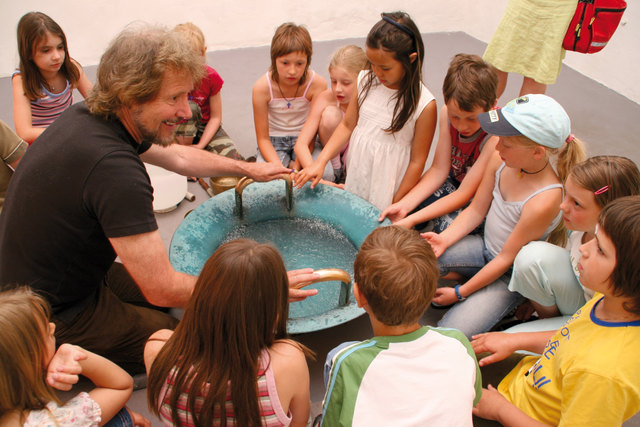 Mit einer Klangwasserschale kann man Töne hören, fühlen und sehen | Foto: KK