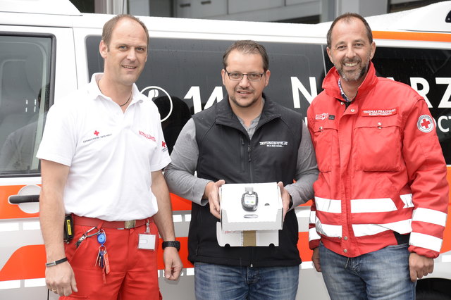 Übergabe in der Rot-Kreuz-Bezirksstelle Telfs: Gabriel Wehinger vom Roten Kreuz Telfs konnte im Beisein von BSL Thomas Praxmarer das wertvolle Gerät von Sponsor Daniel Liebl entgegen. | Foto: zeitungsfoto.at