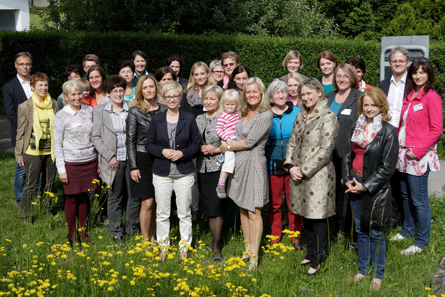Bezirkshauptmann Michael Slapnicka, Jürgen Höckner und Beate Zechmeister, Leiterin des Frauenreferates des Landes OÖ, gemeinsam mit Doris Hummer und den Teilnehmerinnen des Workshops in Eferding. | Foto: Land OÖ./E. Grilnberger