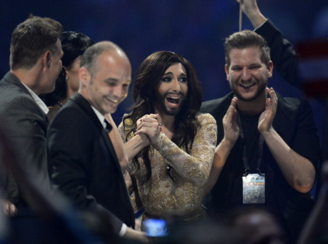 Conchita Wurst im Siegestaumel | Foto: Getty Images/JONATHAN NACKSTRAND/AFP