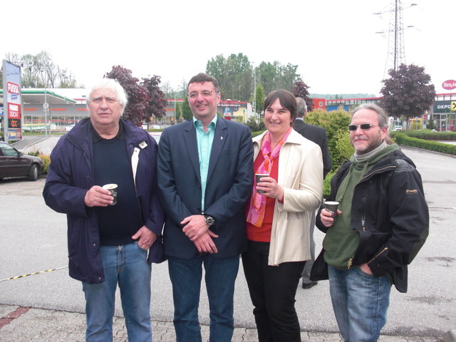 Barbara Spiz und Jörg Leichtfried (Mitte) waren beim Europa-Café trotz mäßigem Wetter gut gelaunt. | Foto: KK