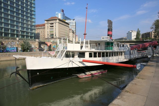 Kaffee und Kipferl am Donaukanal genießen: Geht es nach Pächter Norbert Weber, soll das über 100 Jahre alte Schiff schon bald ein Wiener Traditions-Café werden. | Foto: Krause
