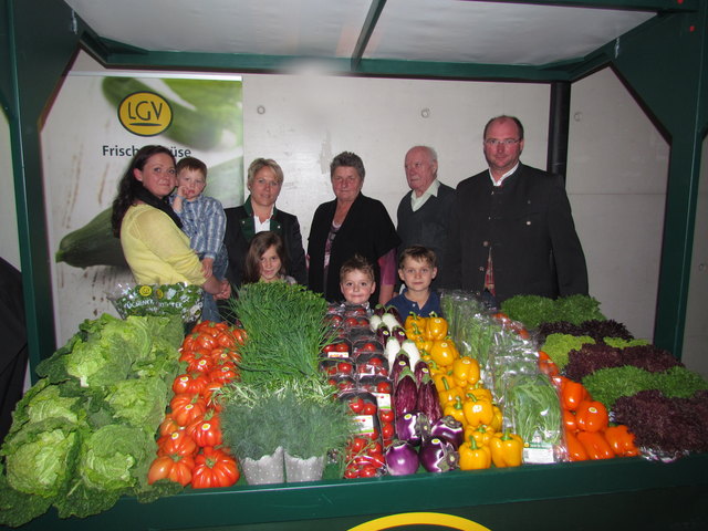Drei Generationen Frischgemüse: Landwirt und Gemeinderat Martin Flicker und Familie | Foto: Gerhard Krause