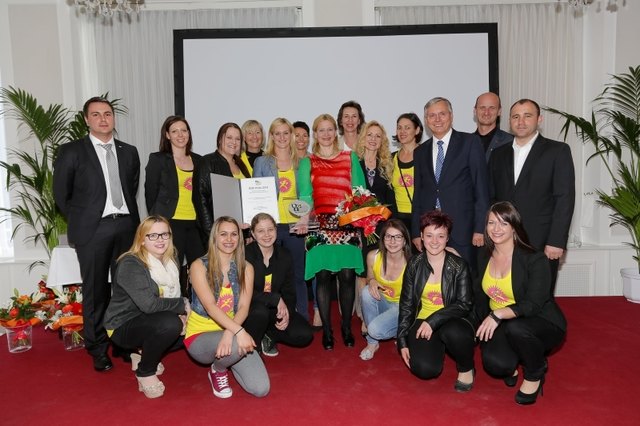 Elisabeth Santigli (Mitte) und ihr Team bei der Preisverleihung mit Bundesminister Alois Stöger (3.v.r.). | Foto: Richard Tanzer