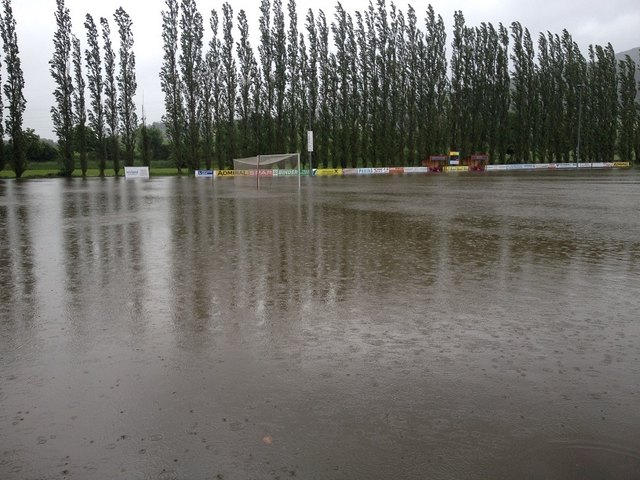 Wasser in Traisen wohin man sieht - der Sportplatz steht total unter Wasser | Foto: Fotos: Schedelmaier (4)