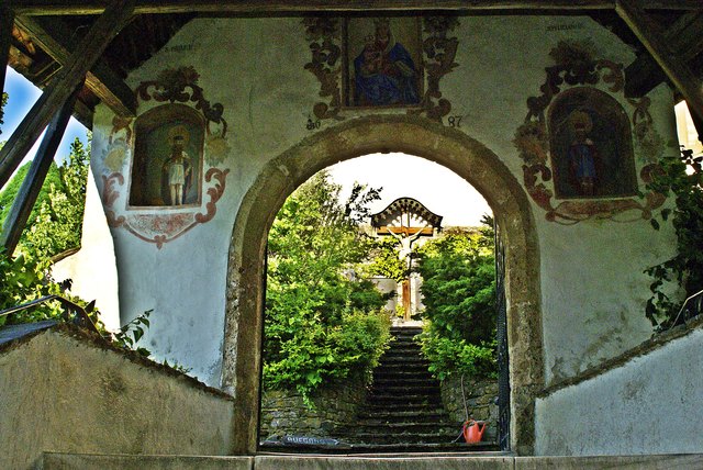Die erste Etage ist erreicht, nun kann man links rechts und geradeaus die Stiegen zur Kirche und zum Friedhof wählen
