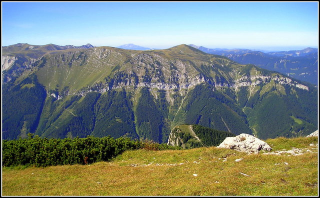 Es ist ein Blick von der Rax zum sogenannten "Ameisbühel" (1828 m). Dieses Gebiet ist der östliche Teil von der Schneealm.