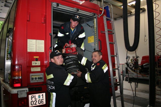Kommandant-Stv. Markus Peter (re.)  von der Feuerwehr Neulengbach-Stadt mit Kameraden beim Aufladen einer Pumpe.